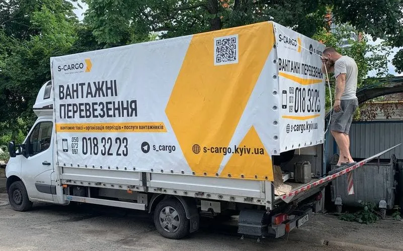 Вантажне авто з гідробортом та роклою в Києві